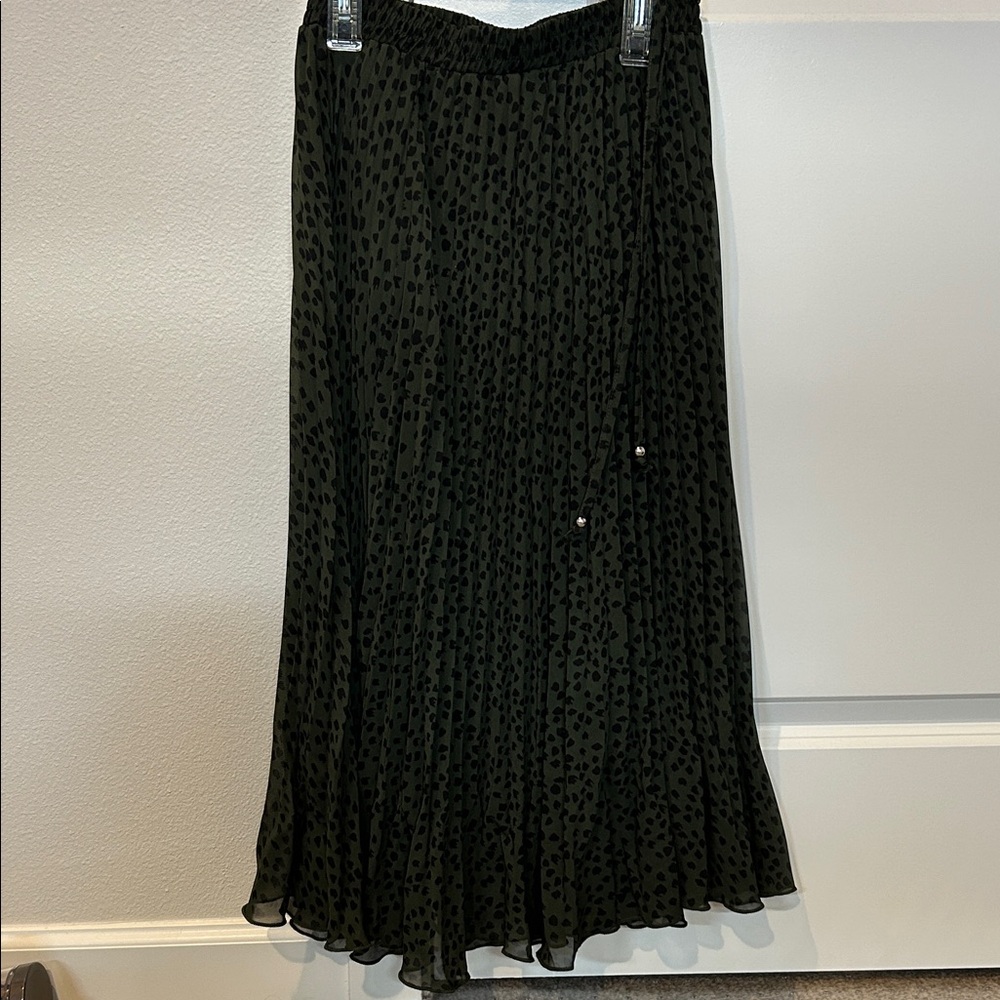 Elegant Black Pleated Skirt